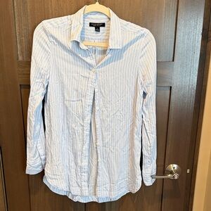 Banana Republic Light Blue and White Striped Men's Button-Down Shirt